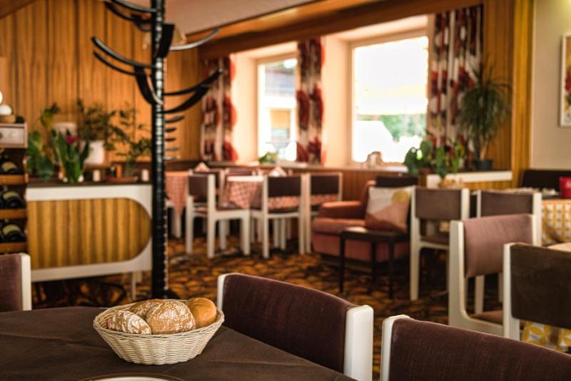 Cafe Rudi Living Bed & Breakfast Parcines Exterior photo