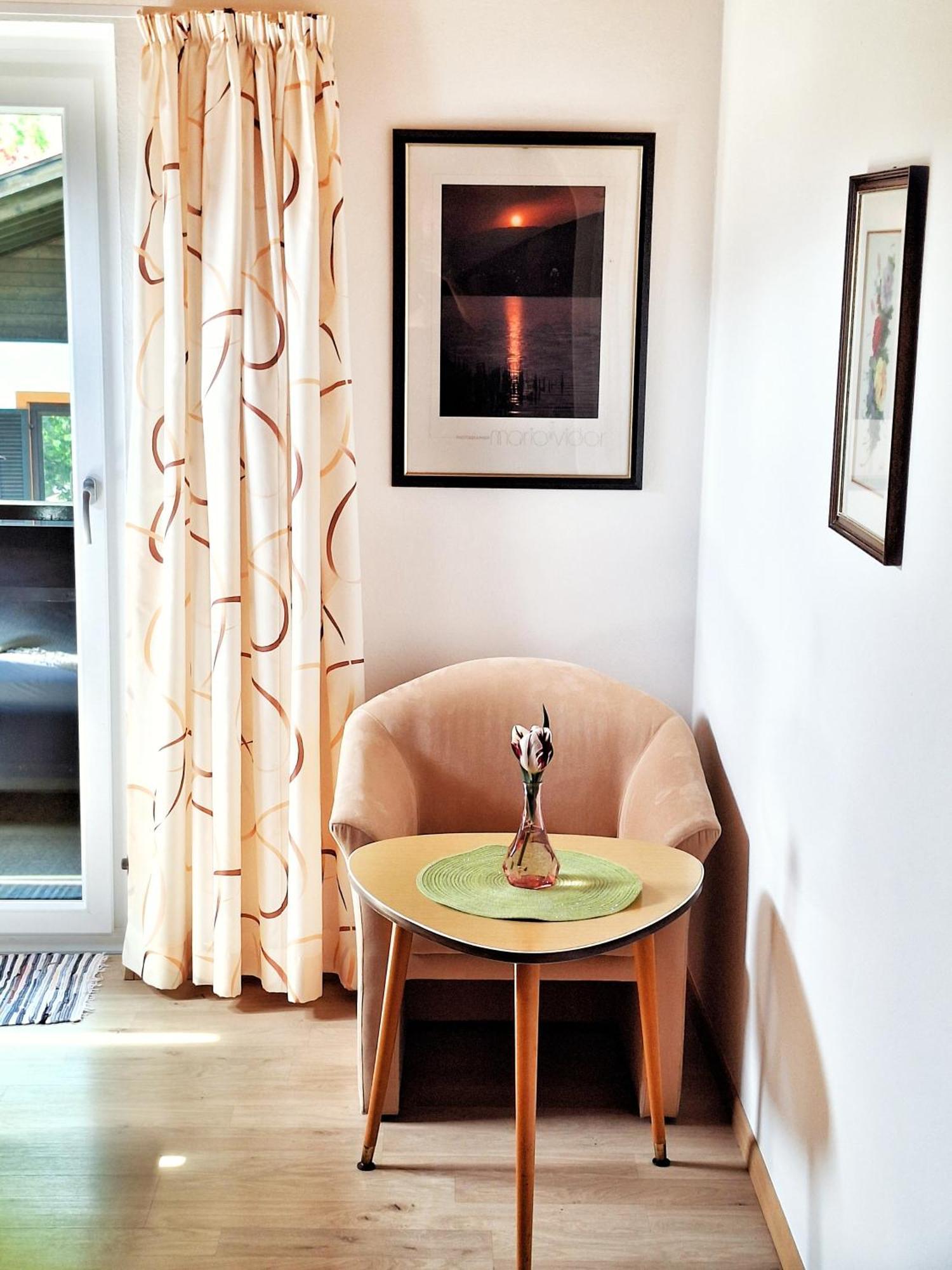 Cafe Rudi Living Bed & Breakfast Parcines Exterior photo