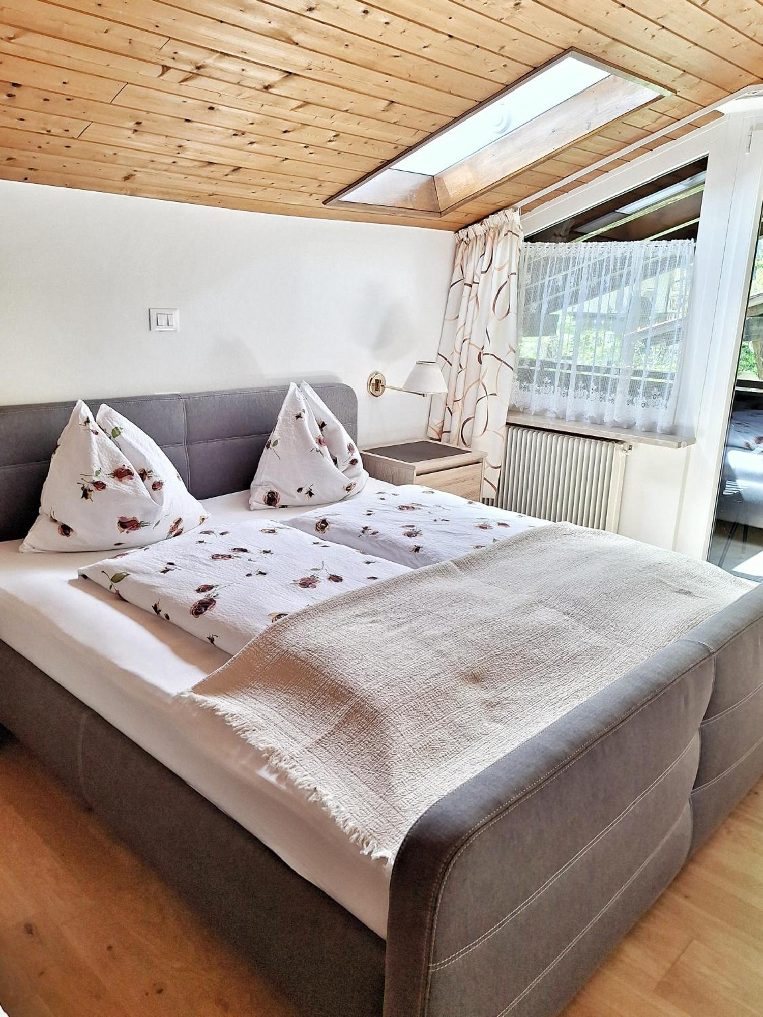Cafe Rudi Living Bed & Breakfast Parcines Exterior photo