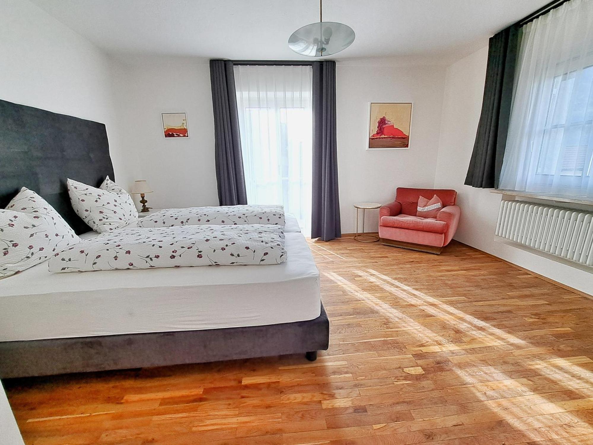 Cafe Rudi Living Bed & Breakfast Parcines Exterior photo