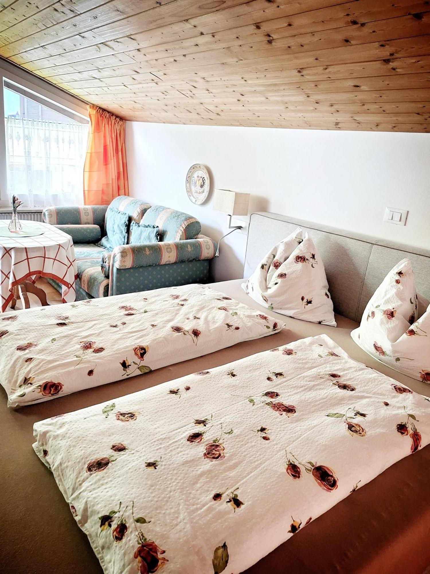 Cafe Rudi Living Bed & Breakfast Parcines Exterior photo